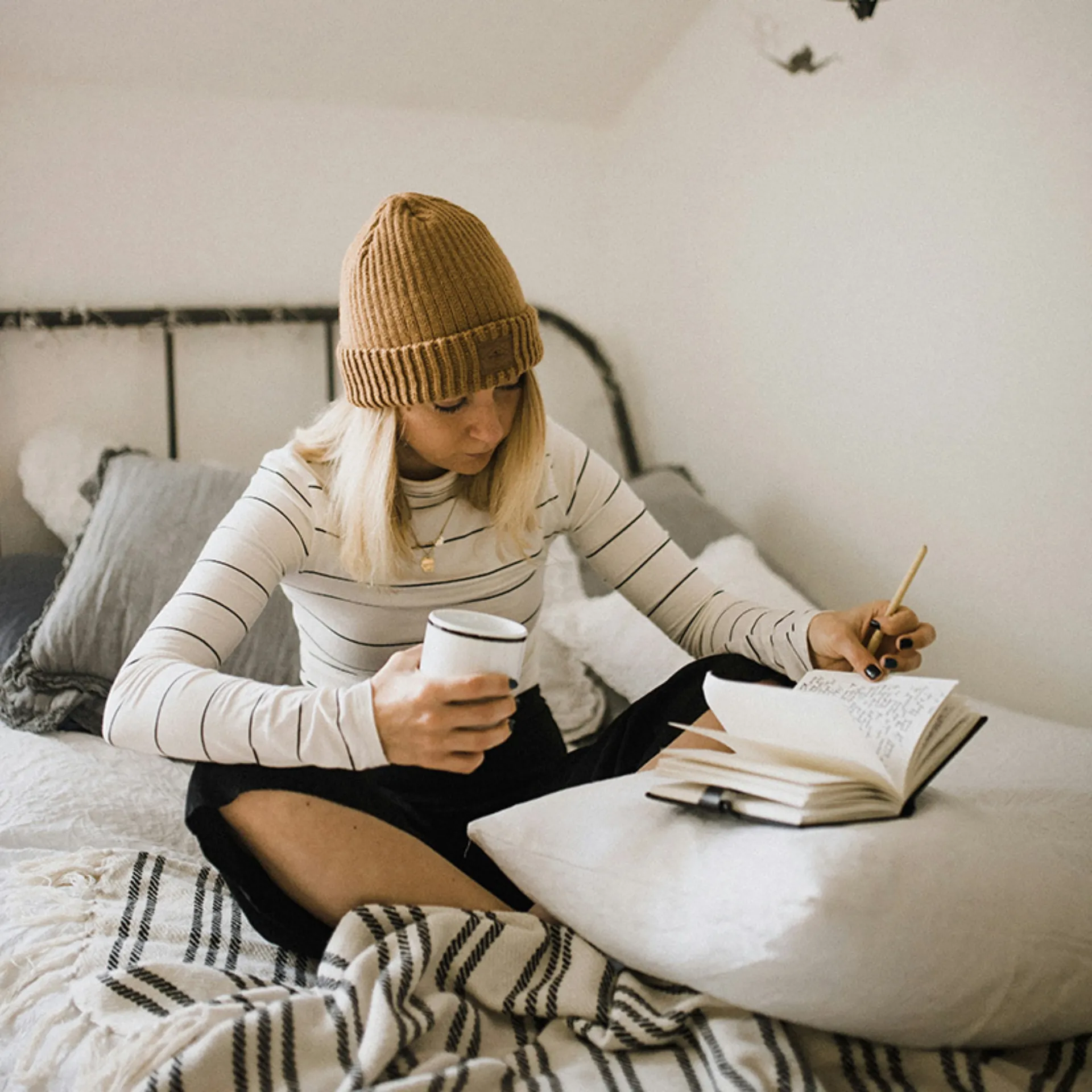 Woman journaling 800x800